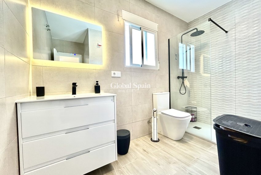 Wederverkoop - VILLA -
VILLAMARTÍN - Costa Blanca