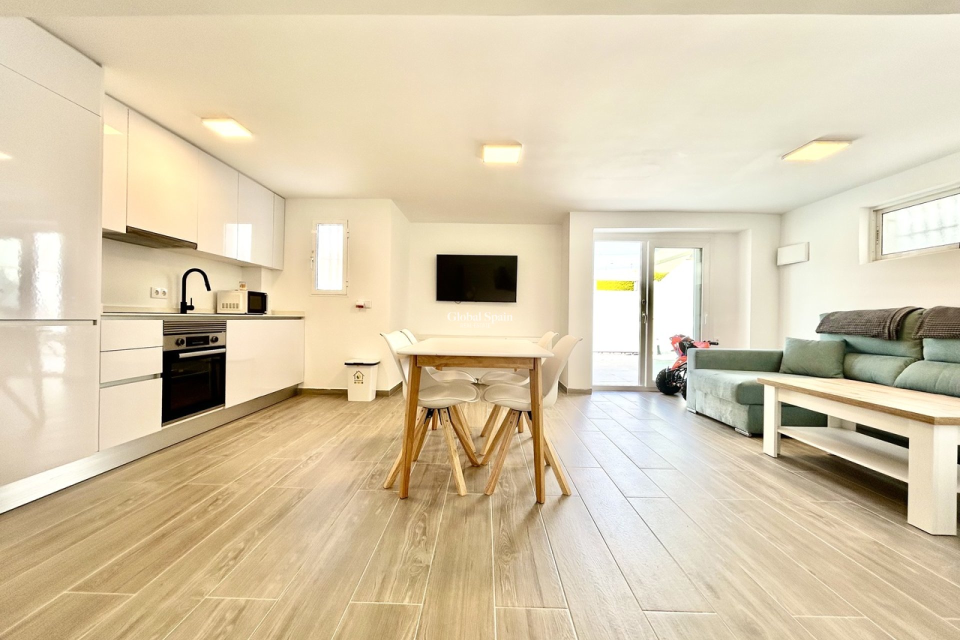 Wederverkoop - VILLA -
VILLAMARTÍN - Costa Blanca