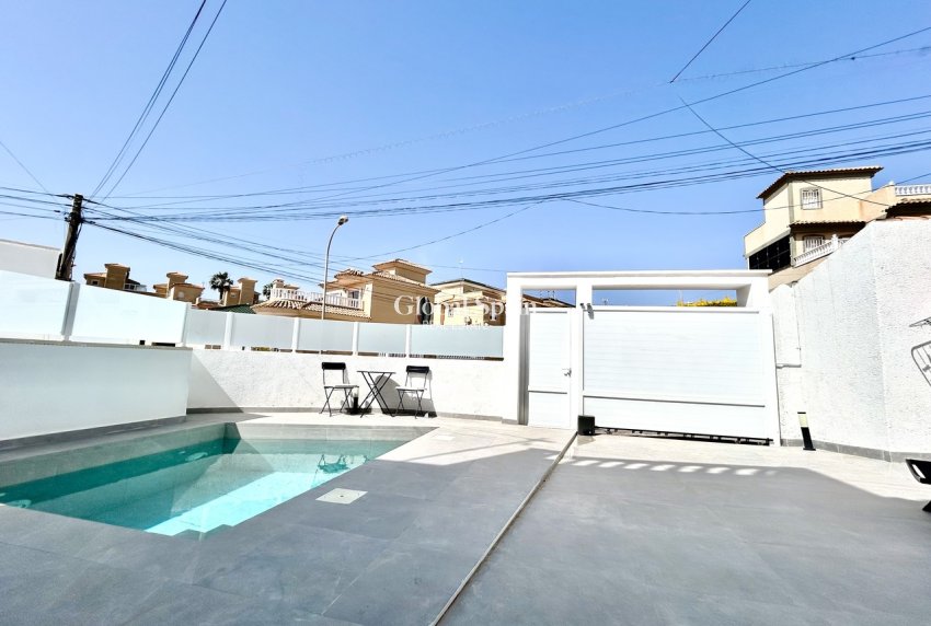 Wederverkoop - VILLA -
VILLAMARTÍN - Costa Blanca