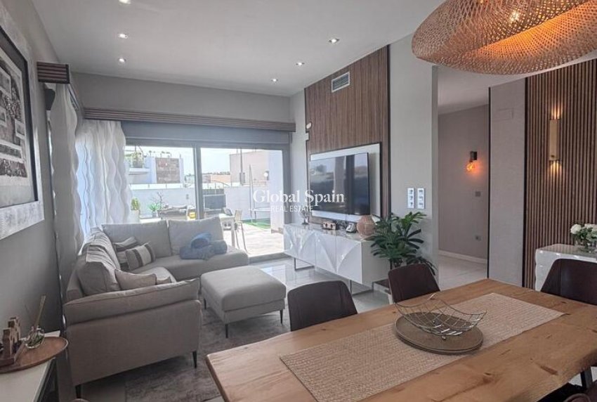 Wederverkoop - VILLA -
VILLAMARTÍN - Costa Blanca