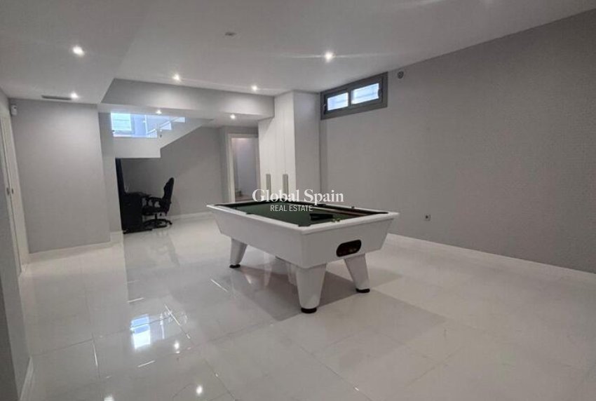 Wederverkoop - VILLA -
VILLAMARTÍN - Costa Blanca