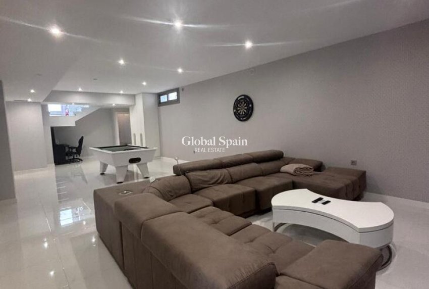 Wederverkoop - VILLA -
VILLAMARTÍN - Costa Blanca