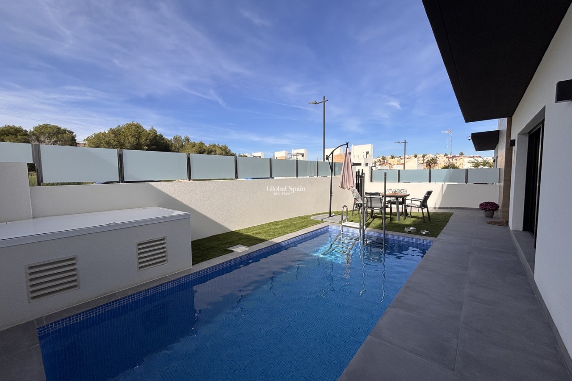 Wederverkoop - VILLA -
VILLAMARTÍN - Costa Blanca