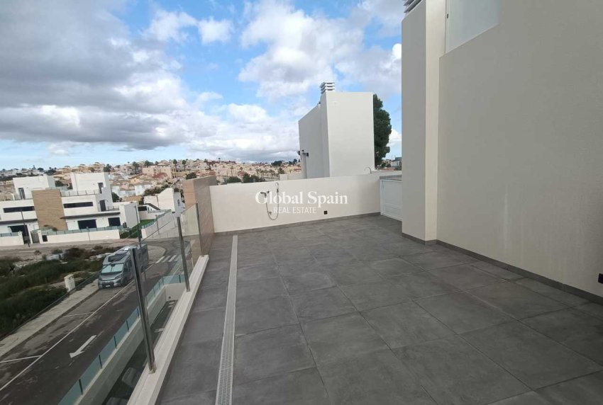 Wederverkoop - VILLA -
VILLAMARTÍN - Costa Blanca