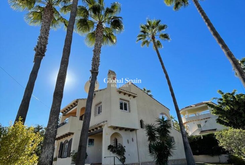 Wederverkoop - VILLA -
VILLAMARTÍN - Costa Blanca