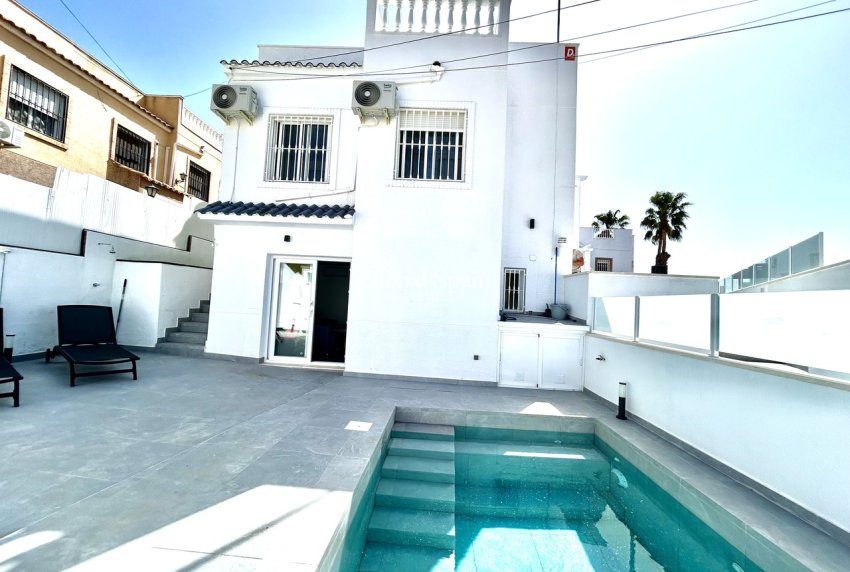 Wederverkoop - VILLA -
VILLAMARTÍN - Costa Blanca