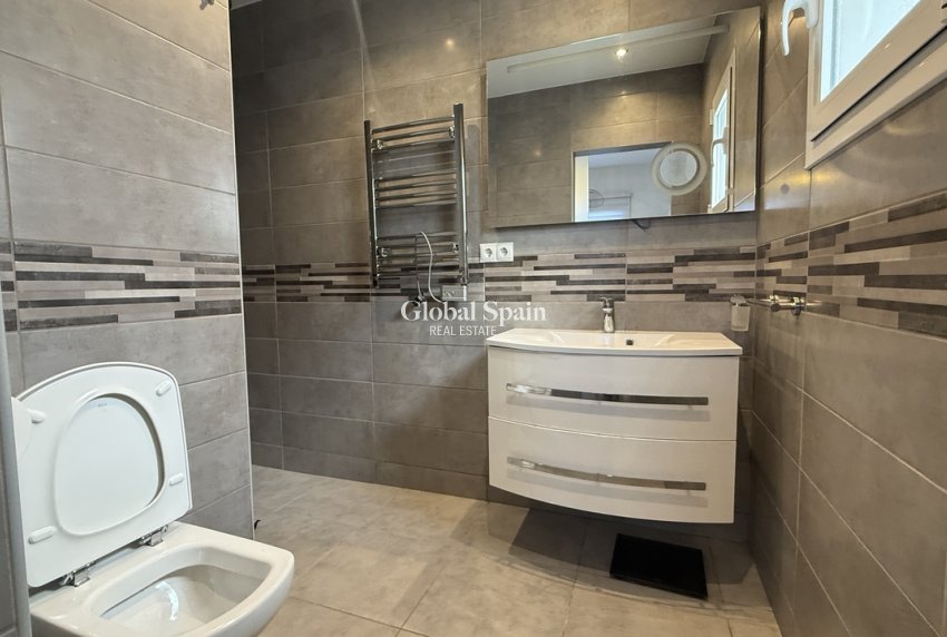 Wederverkoop - VILLA -
VILLAMARTÍN - Costa Blanca