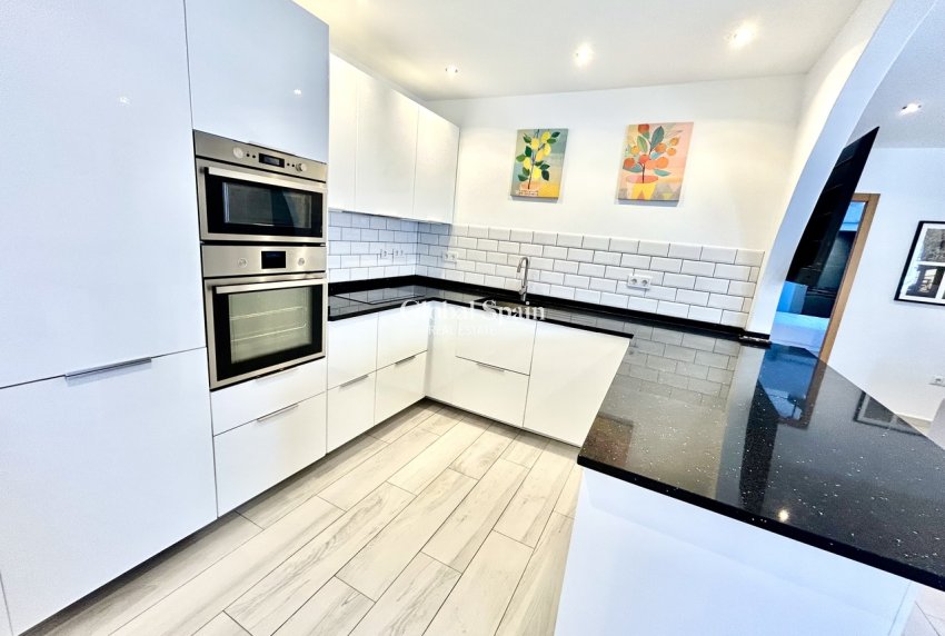 Wederverkoop - VILLA -
VILLAMARTÍN - Costa Blanca