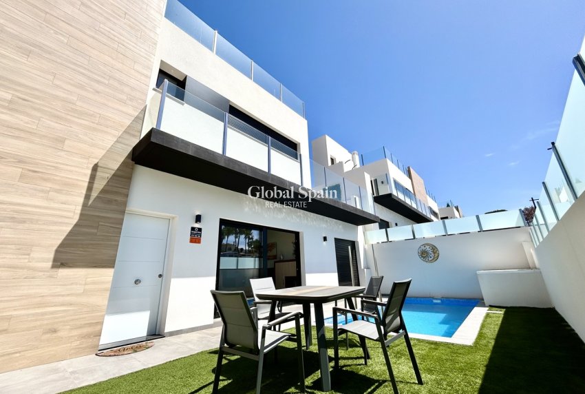 Wederverkoop - VILLA -
VILLAMARTÍN - Costa Blanca