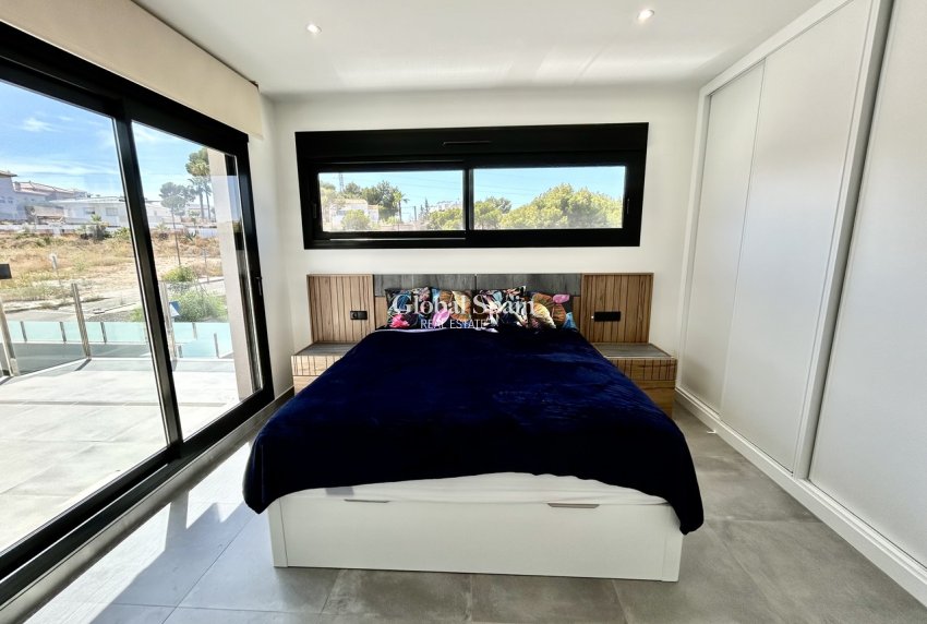 Wederverkoop - VILLA -
VILLAMARTÍN - Costa Blanca