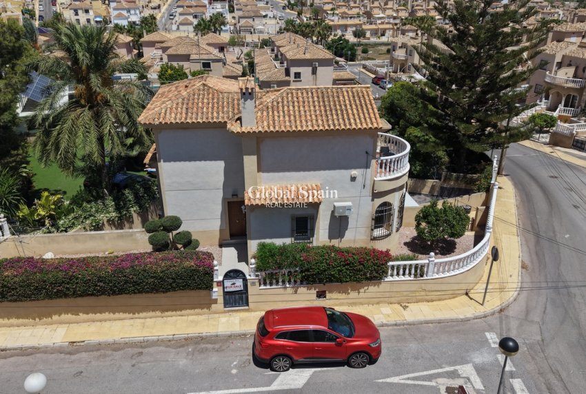 Wederverkoop - VILLA -
VILLAMARTÍN - Costa Blanca