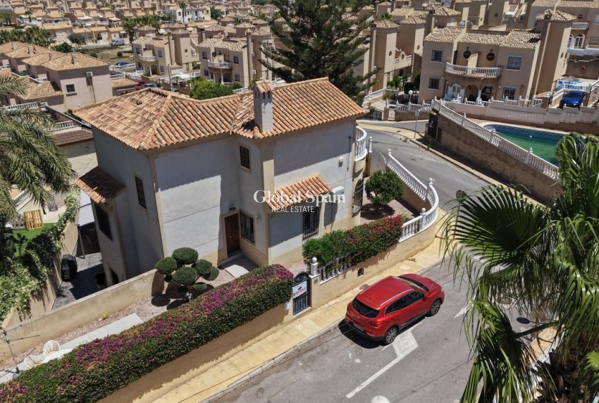 Wederverkoop - VILLA -
VILLAMARTÍN - Costa Blanca
