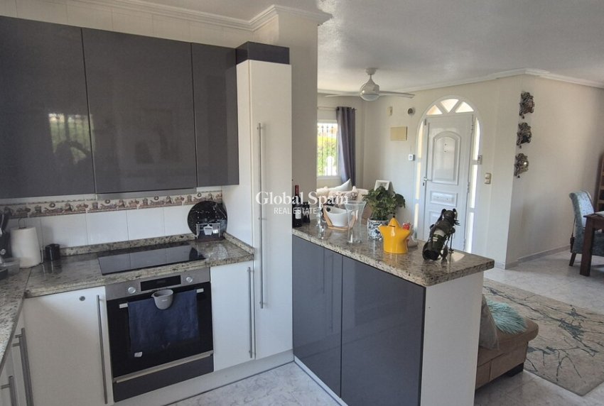 Wederverkoop - VILLA -
VILLAMARTÍN - Costa Blanca