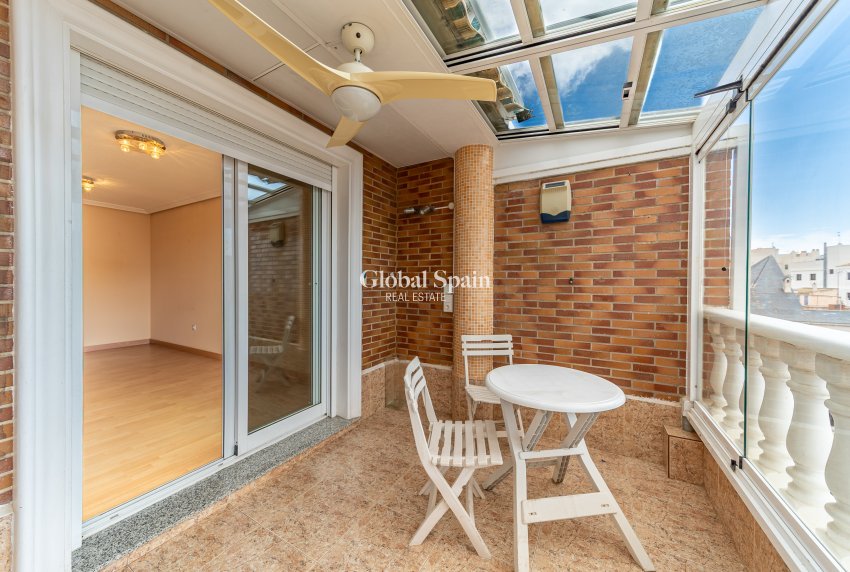 Wiederverkauf - Atico -
TORREVIEJA - Puerto