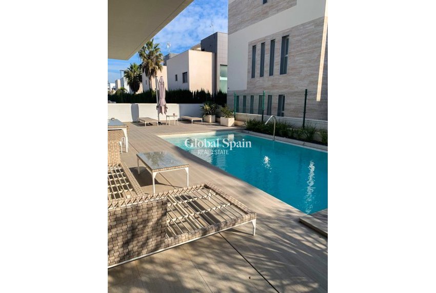 Wiederverkauf - Freistehende Villa -
ORIHUELA COSTA - CAMPOAMOR