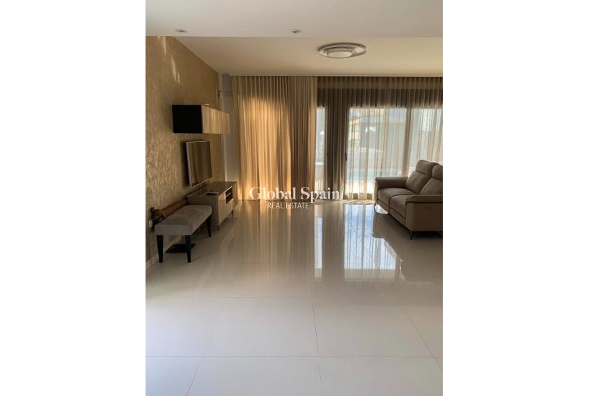 Wiederverkauf - Freistehende Villa -
ORIHUELA COSTA - CAMPOAMOR