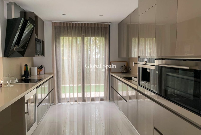 Wiederverkauf - Freistehende Villa -
ORIHUELA COSTA - CAMPOAMOR