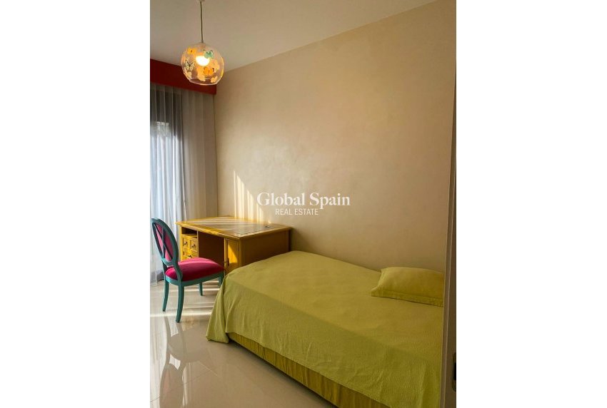 Wiederverkauf - Freistehende Villa -
ORIHUELA COSTA - CAMPOAMOR