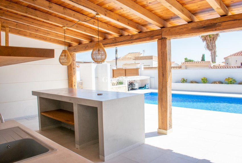 Wiederverkauf - Freistehende Villa -
TORREVIEJA - Torreta Florida