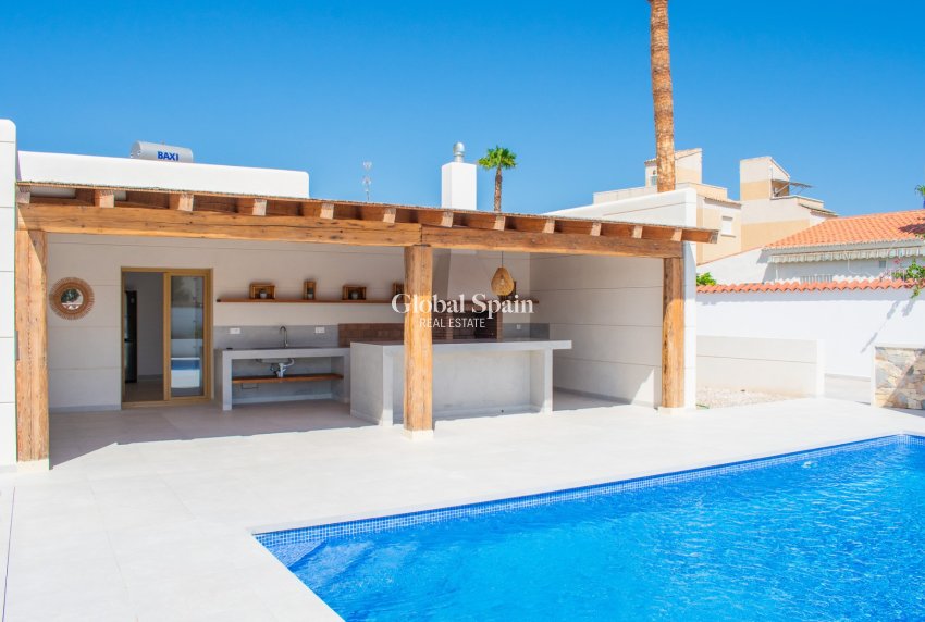 Wiederverkauf - Freistehende Villa -
TORREVIEJA - Torreta Florida