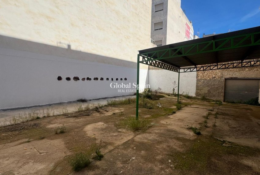 Wiederverkauf - GRUNDSTÜCK -
GUARDAMAR DEL SEGURA