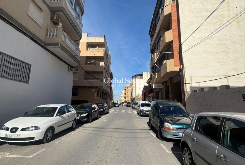 Wiederverkauf - GRUNDSTÜCK -
GUARDAMAR DEL SEGURA