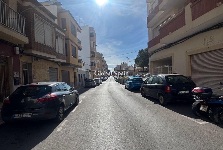 Wiederverkauf - GRUNDSTÜCK -
GUARDAMAR DEL SEGURA