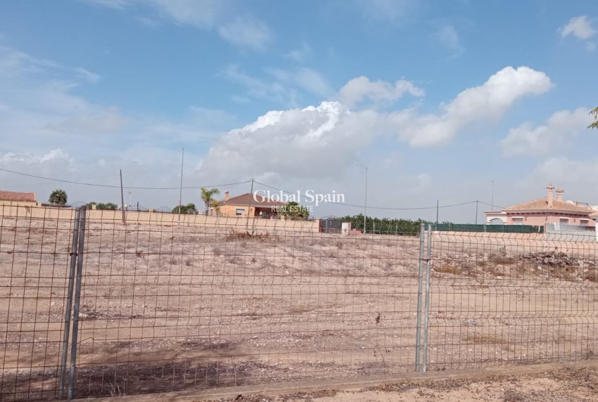 Wiederverkauf - GRUNDSTÜCK -
LOS MONTESINOS - Costa Blanca