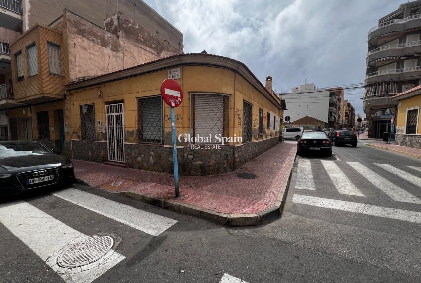 Wiederverkauf - GRUNDSTÜCK -
TORREVIEJA - Playa del Cura