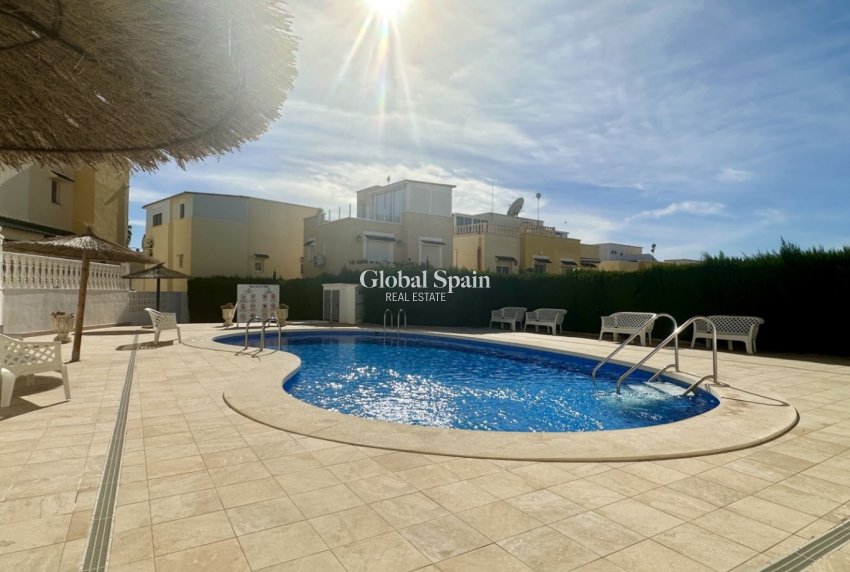 Wiederverkauf - Halb freistehend -
ORIHUELA COSTA - LOS BALCONES - LOS ALTOS