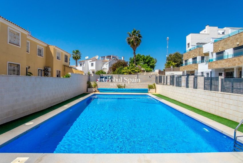 Wiederverkauf - Halb freistehend -
ORIHUELA COSTA - VILLAMARTÍN