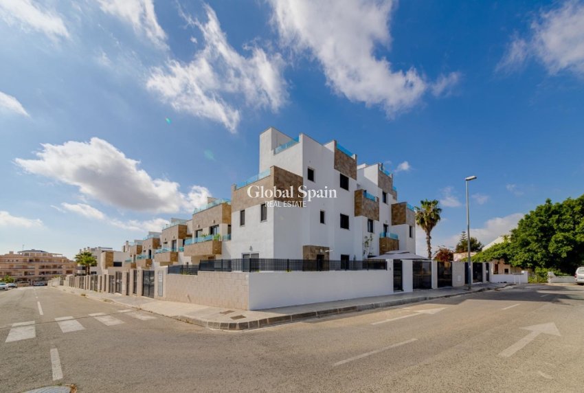 Wiederverkauf - Halb freistehend -
ORIHUELA COSTA - VILLAMARTÍN