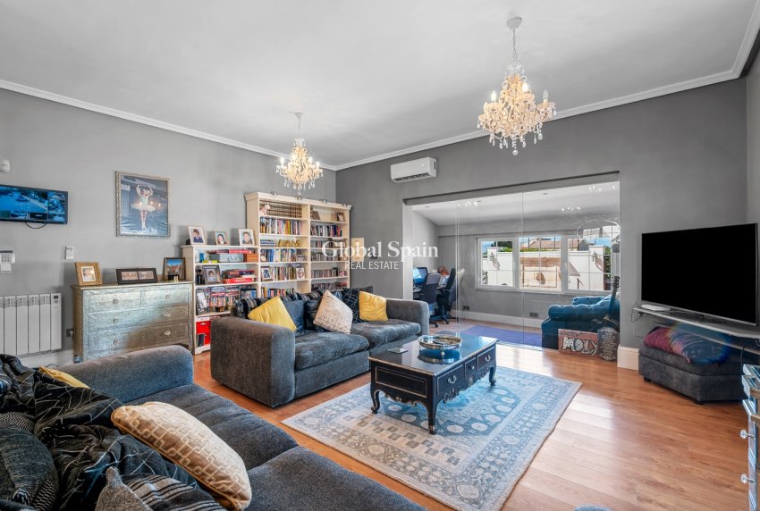 Wiederverkauf - HAUS -
ALMORADÍ