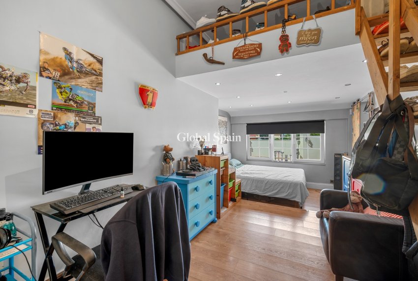 Wiederverkauf - HAUS -
ALMORADÍ