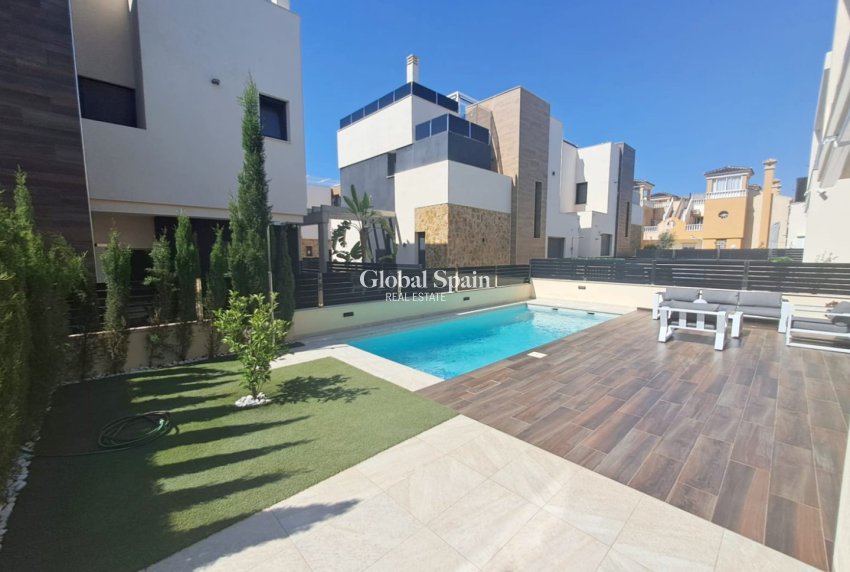 Wiederverkauf - HAUS -
ORIHUELA COSTA - Costa Blanca