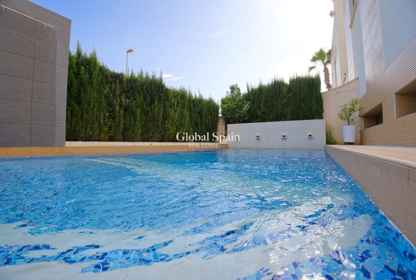 Wiederverkauf - HAUS -
ORIHUELA COSTA - La Zenia