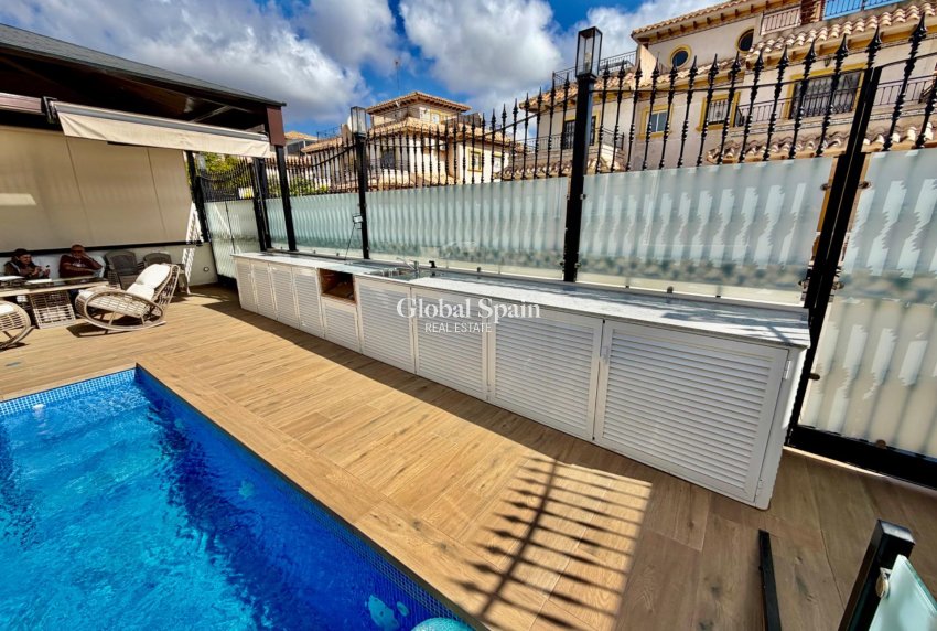 Wiederverkauf - HAUS -
ORIHUELA COSTA - La Zenia