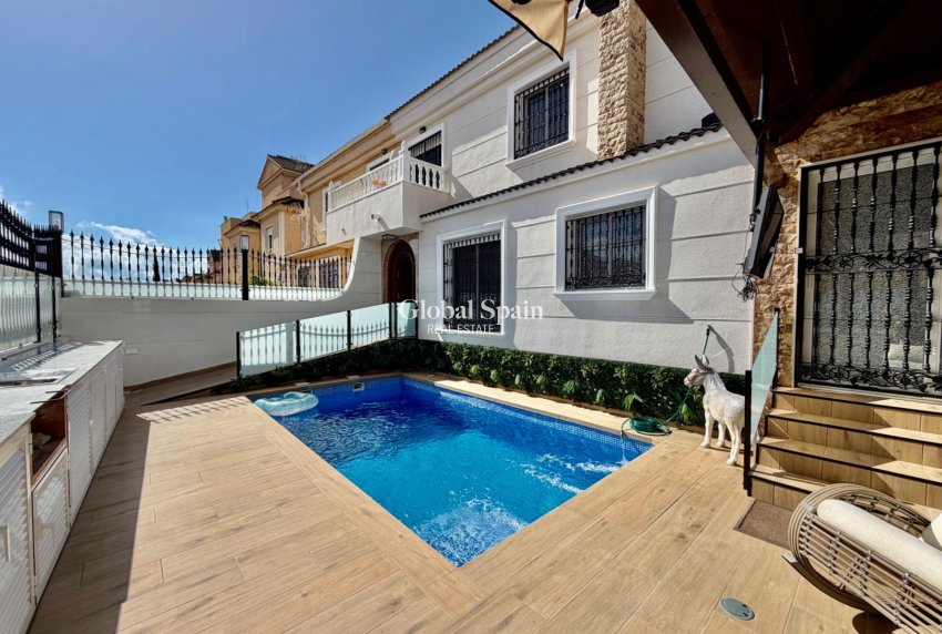 Wiederverkauf - HAUS -
ORIHUELA COSTA - La Zenia
