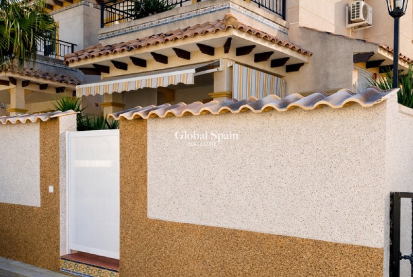 Wiederverkauf - HAUS -
ORIHUELA COSTA - Villa's San Jose IV