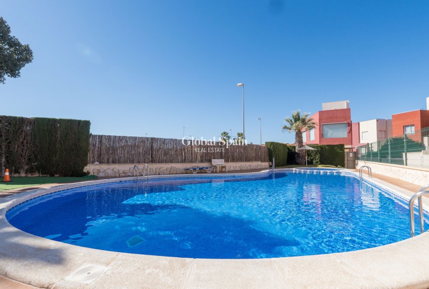 Wiederverkauf - HAUS -
ORIHUELA COSTA - VILLAMARTÍN