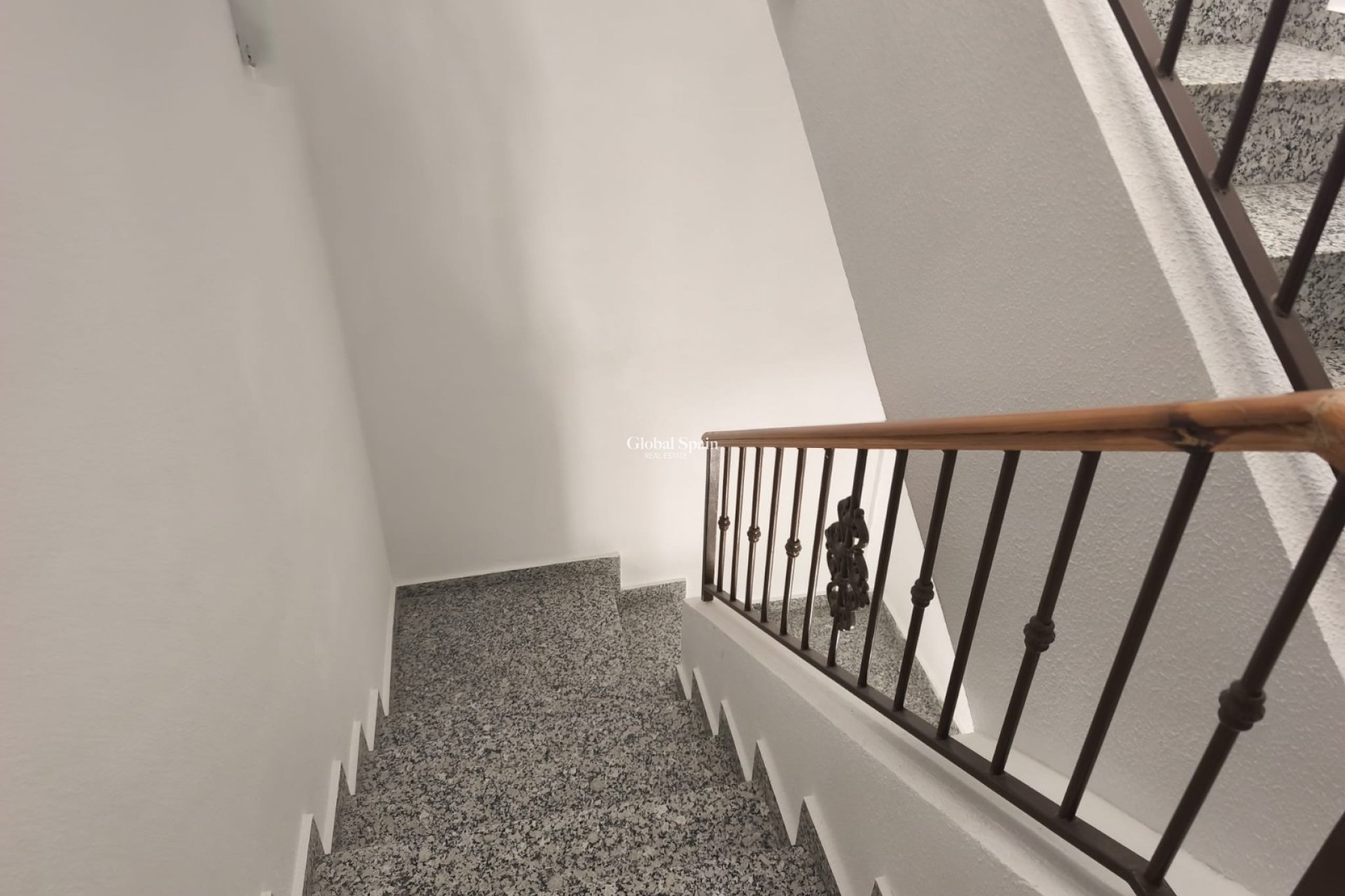 Wiederverkauf - HAUS -
ROJALES - Inland