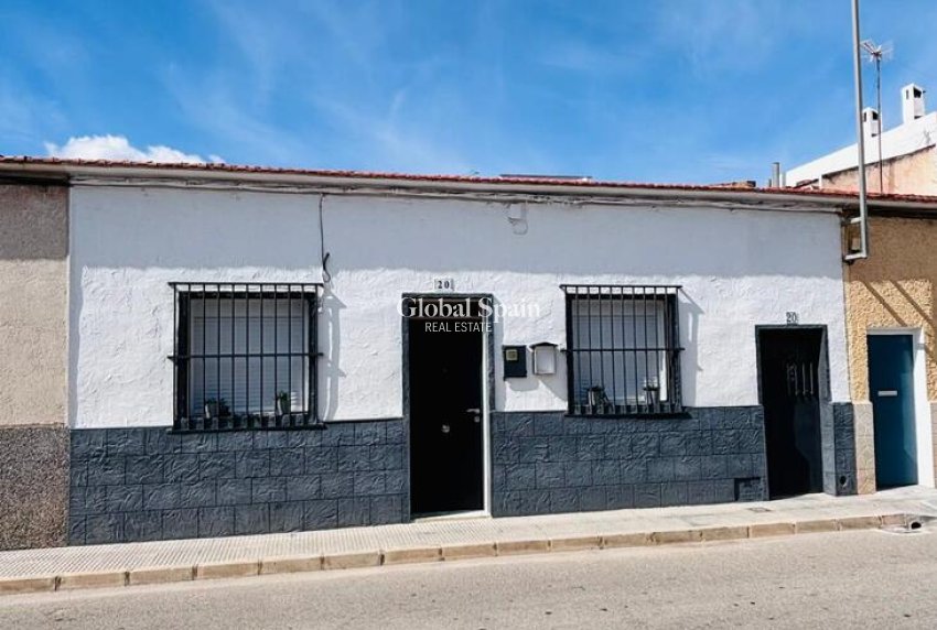 Wiederverkauf - HAUS -
SAN MIGUEL DE SALINAS - Inland