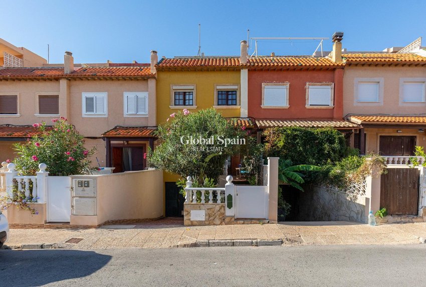 Wiederverkauf - HAUS -
TORREVIEJA - Cala de cabo cervera