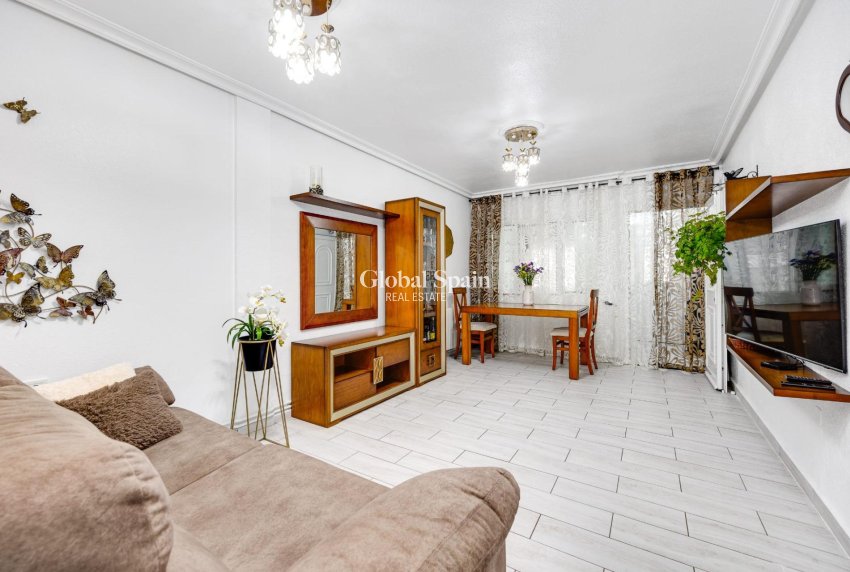 Wiederverkauf - HAUS -
TORREVIEJA - Calas blanca