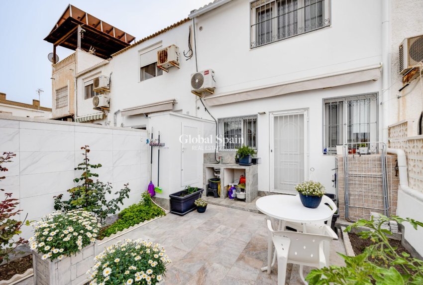 Wiederverkauf - HAUS -
TORREVIEJA - Calas blanca