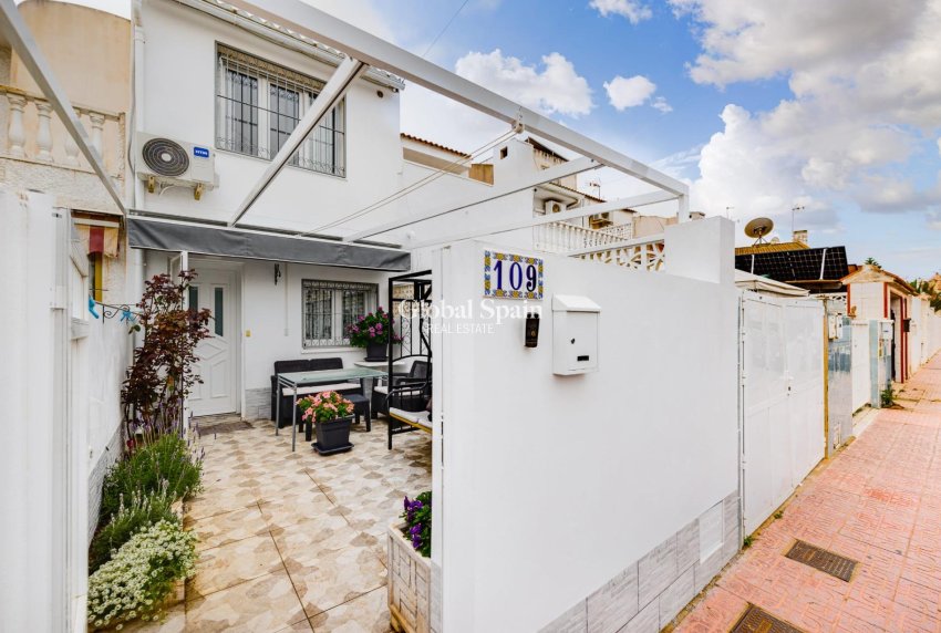 Wiederverkauf - HAUS -
TORREVIEJA - Calas blanca