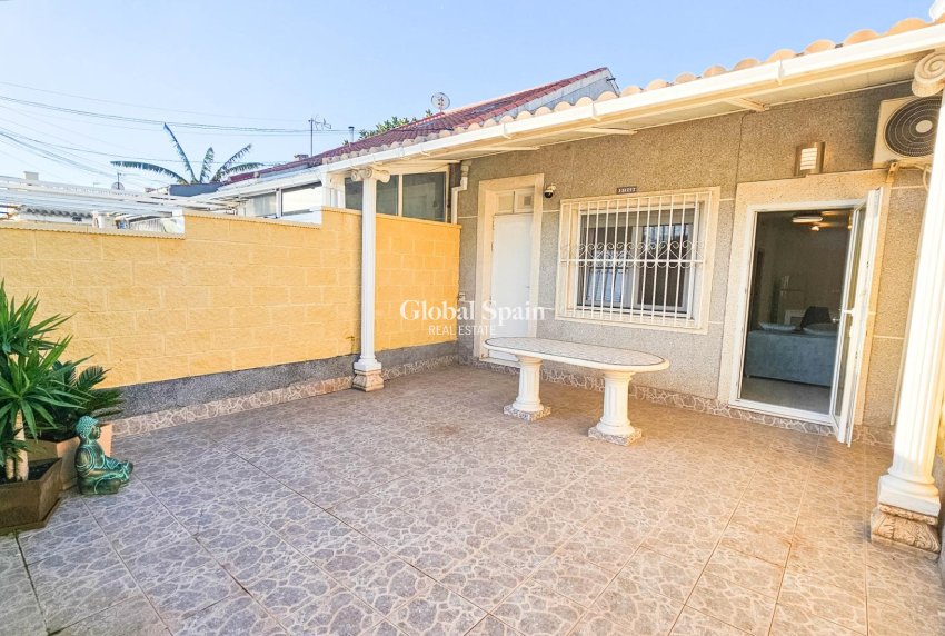 Wiederverkauf - HAUS -
TORREVIEJA - El limonar