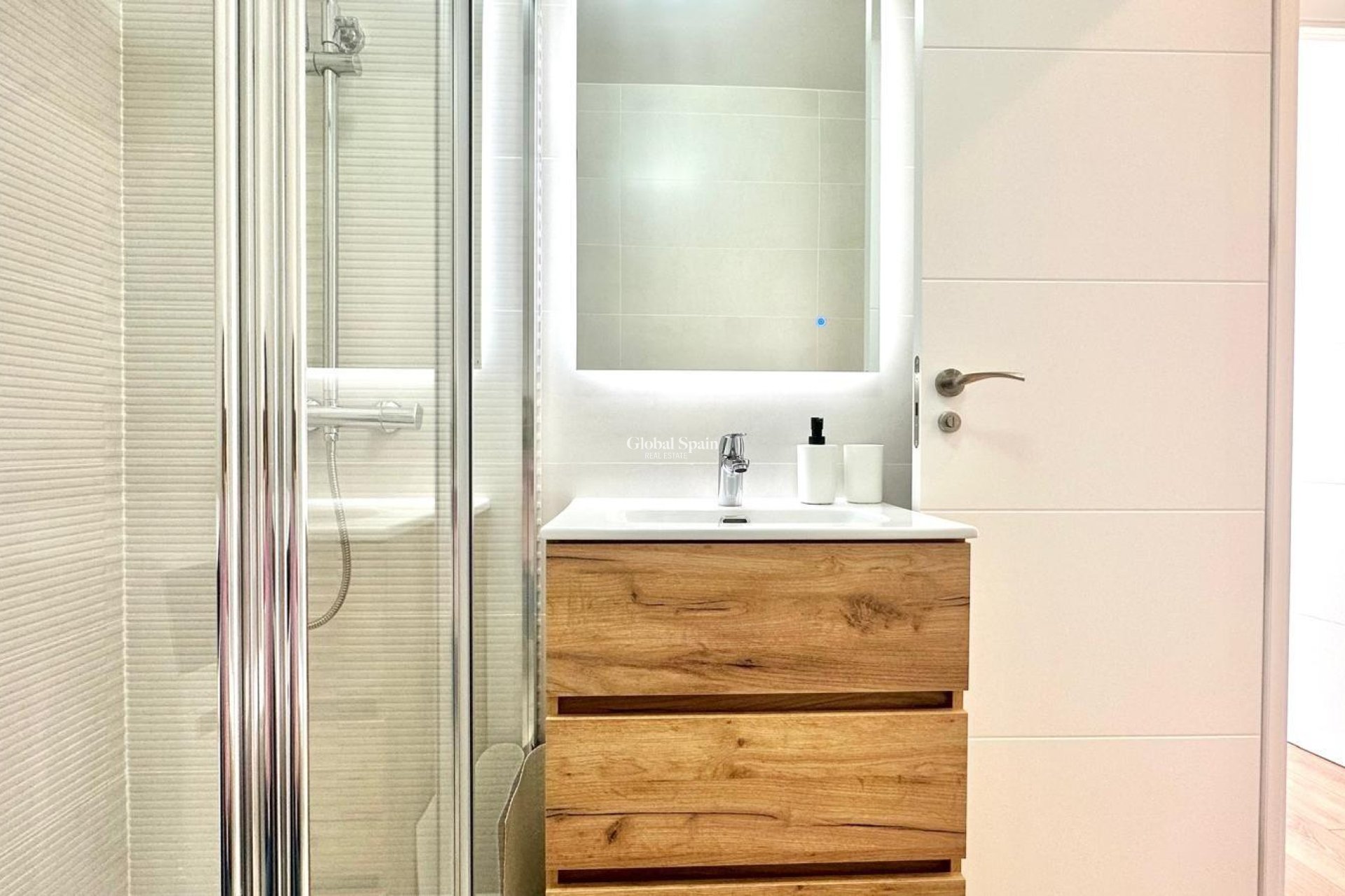 Wiederverkauf - HAUS -
TORREVIEJA - Estacion de autobuses