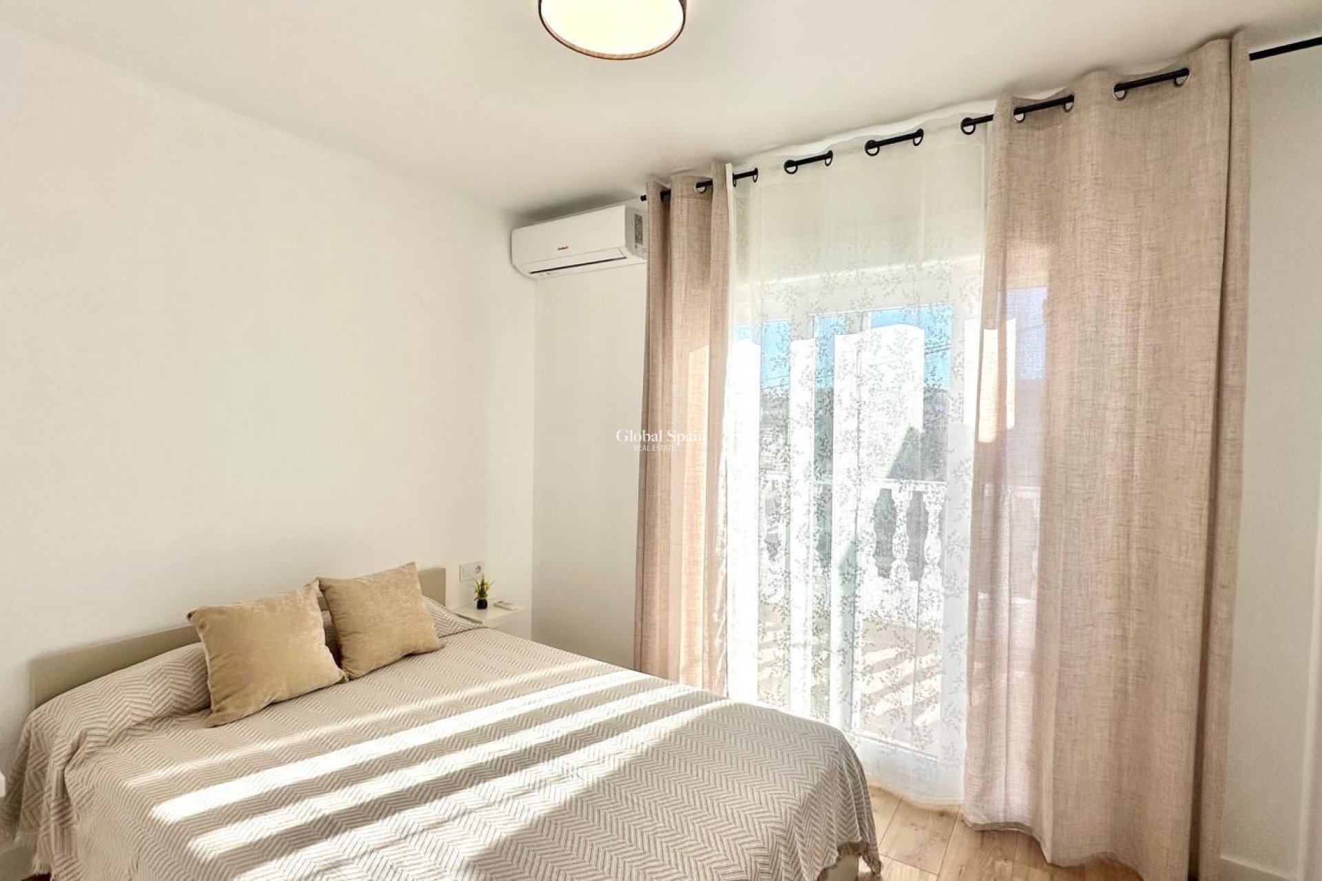 Wiederverkauf - HAUS -
TORREVIEJA - Estacion de autobuses