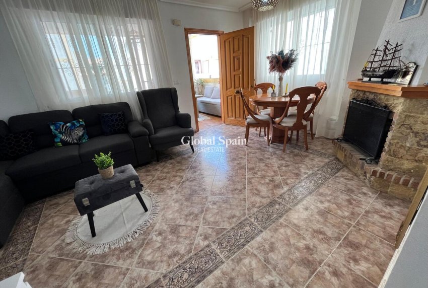 Wiederverkauf - HAUS -
TORREVIEJA - La Florida